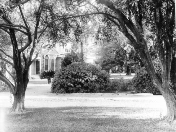 1932. The old President's Residence, a Victorian structure on Park Avenue.